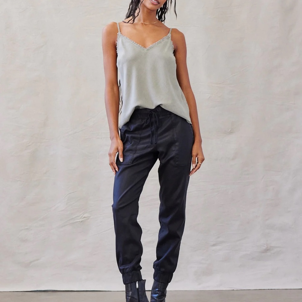 Bella Dahl Chelsea Luxe Pocket Jogger size large in black , never worn